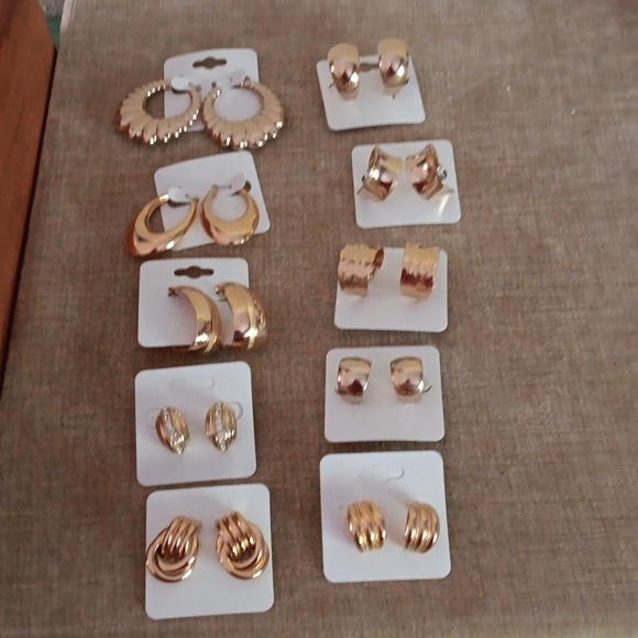 Collection of 10 sets of Gold Tone Post Earrings - Picture 13 of 13